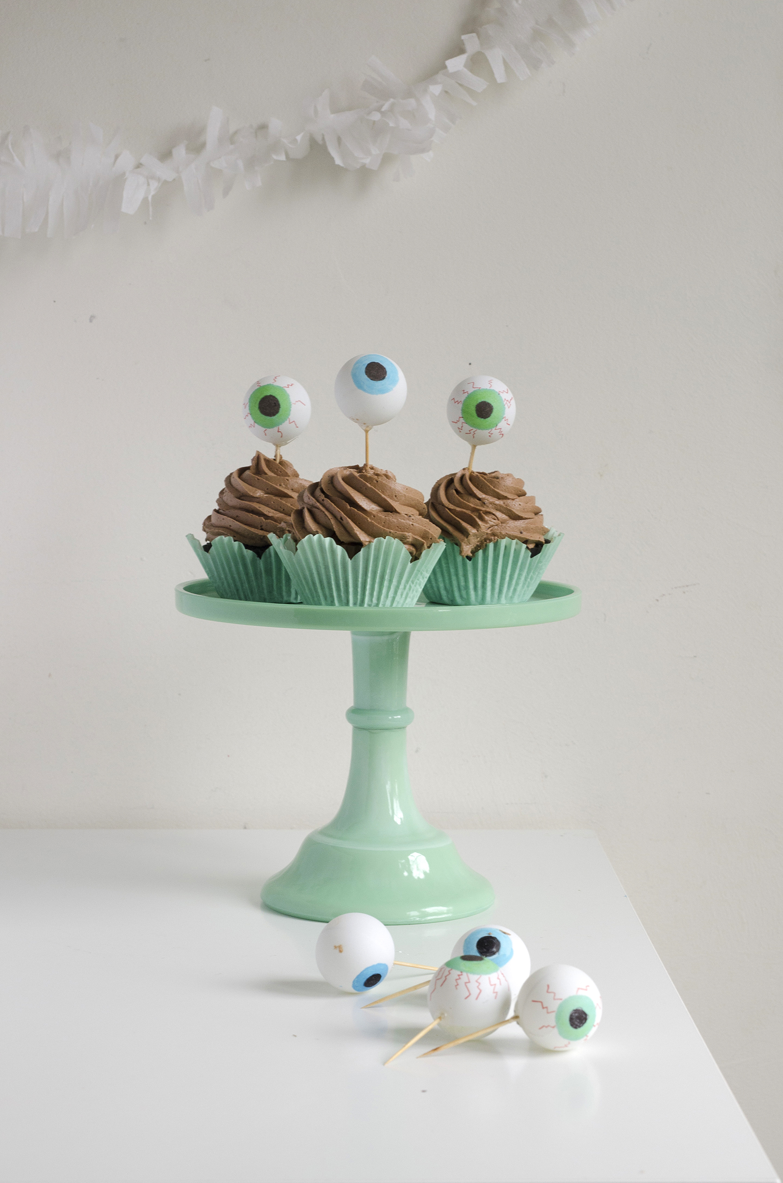 Eye Ball CupcakePOST_LEAD